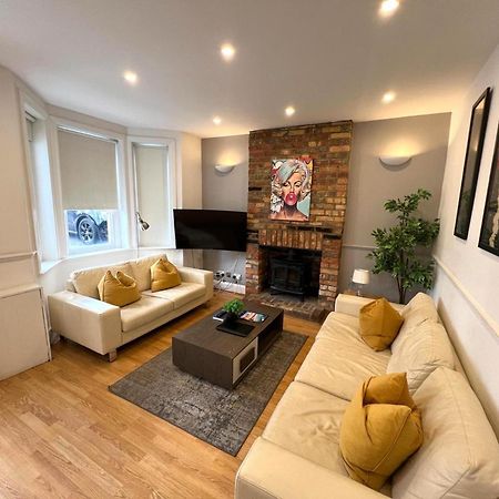 Great 4 Bedroom House - Great Location - Garden - Parking - Fast Wifi - Smart Tv - Newly Decorated - Sleeps Up To 8! Only 10 Mins Drive To Sandbanks Beach! Close To Poole & Bournemouth Extérieur photo