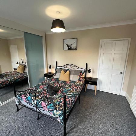 Great 4 Bedroom House - Great Location - Garden - Parking - Fast Wifi - Smart Tv - Newly Decorated - Sleeps Up To 8! Only 10 Mins Drive To Sandbanks Beach! Close To Poole & Bournemouth Extérieur photo
