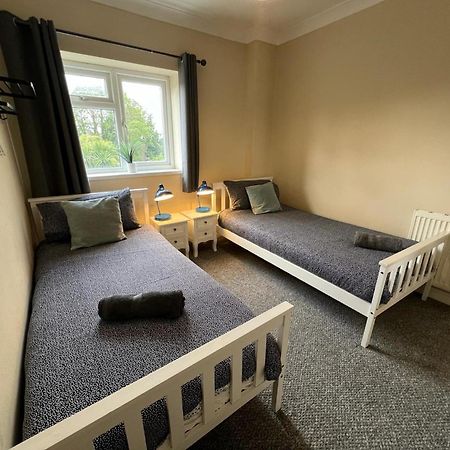 Great 4 Bedroom House - Great Location - Garden - Parking - Fast Wifi - Smart Tv - Newly Decorated - Sleeps Up To 8! Only 10 Mins Drive To Sandbanks Beach! Close To Poole & Bournemouth Extérieur photo