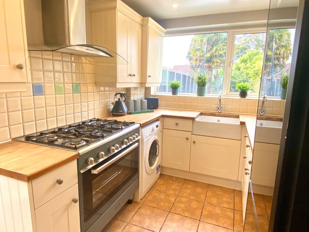 Great 4 Bedroom House - Great Location - Garden - Parking - Fast Wifi - Smart Tv - Newly Decorated - Sleeps Up To 8! Only 10 Mins Drive To Sandbanks Beach! Close To Poole & Bournemouth Extérieur photo