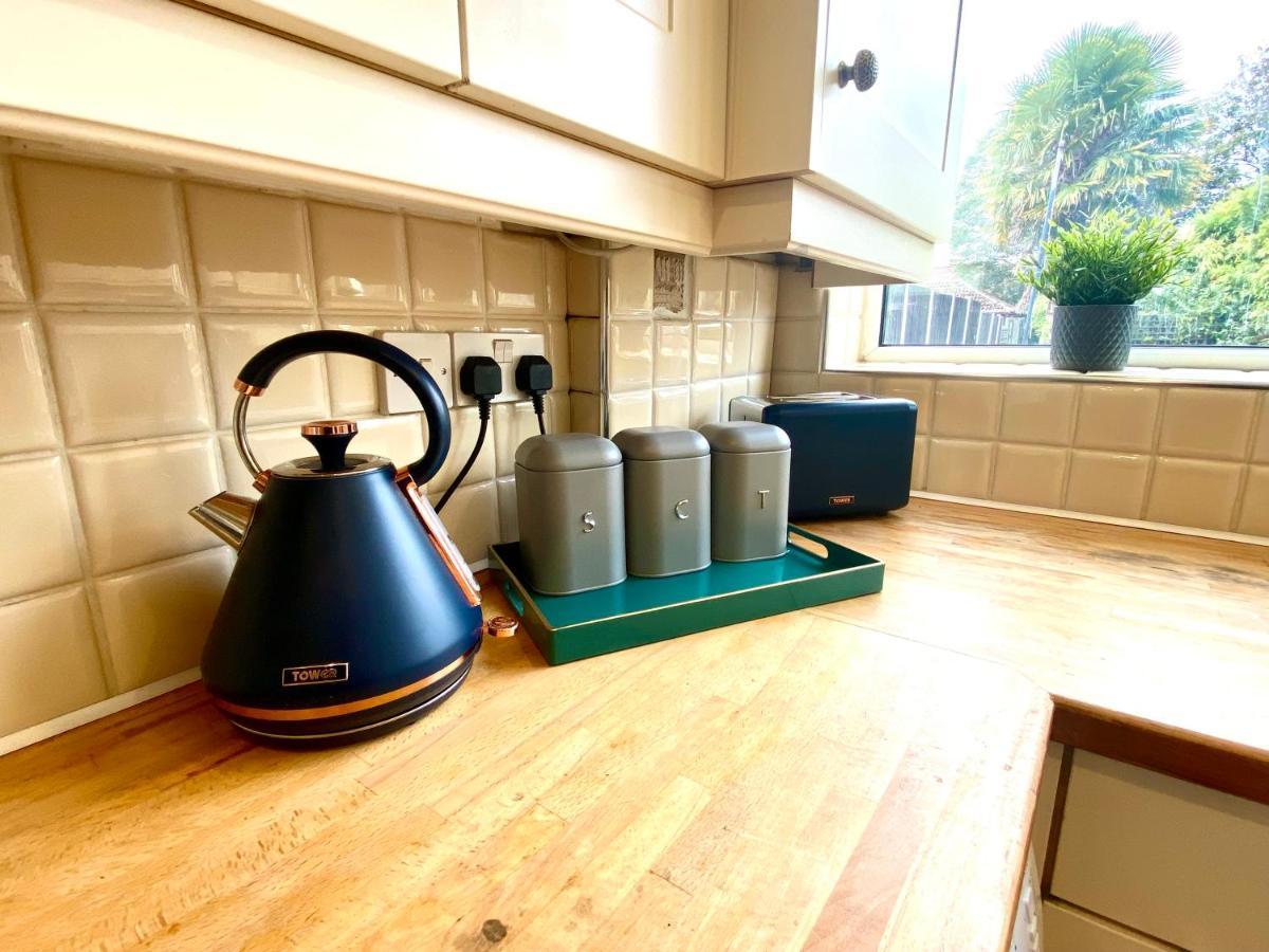 Great 4 Bedroom House - Great Location - Garden - Parking - Fast Wifi - Smart Tv - Newly Decorated - Sleeps Up To 8! Only 10 Mins Drive To Sandbanks Beach! Close To Poole & Bournemouth Extérieur photo