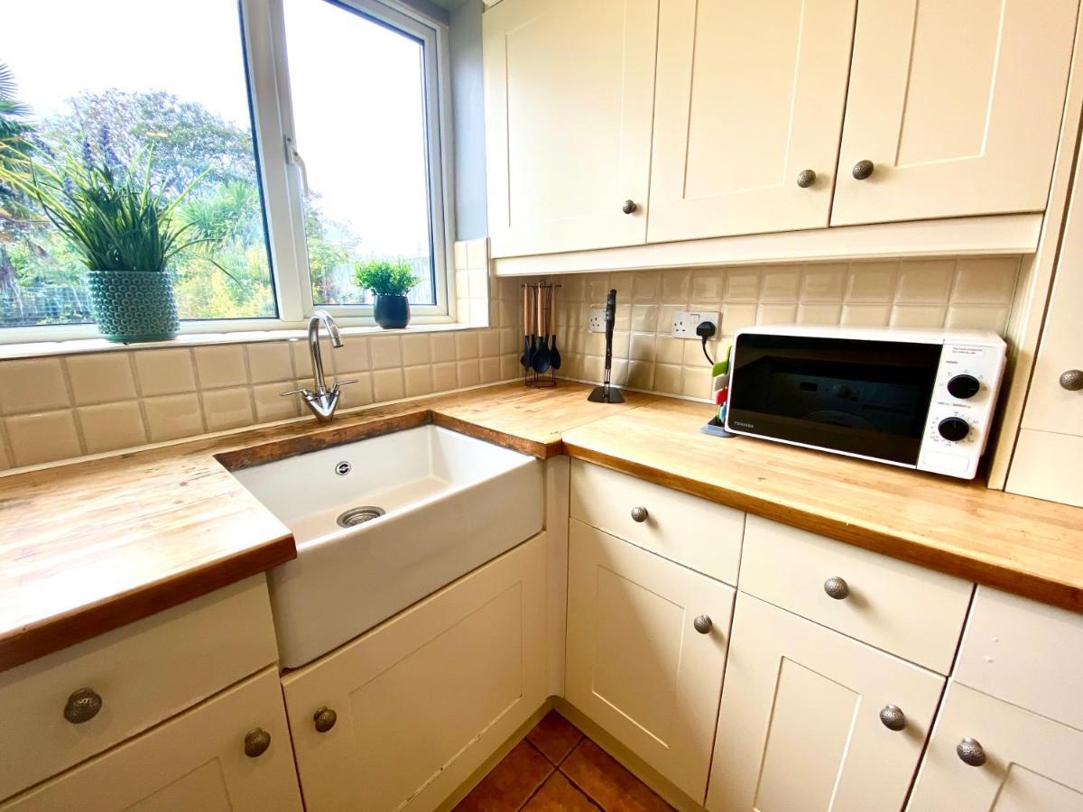 Great 4 Bedroom House - Great Location - Garden - Parking - Fast Wifi - Smart Tv - Newly Decorated - Sleeps Up To 8! Only 10 Mins Drive To Sandbanks Beach! Close To Poole & Bournemouth Extérieur photo