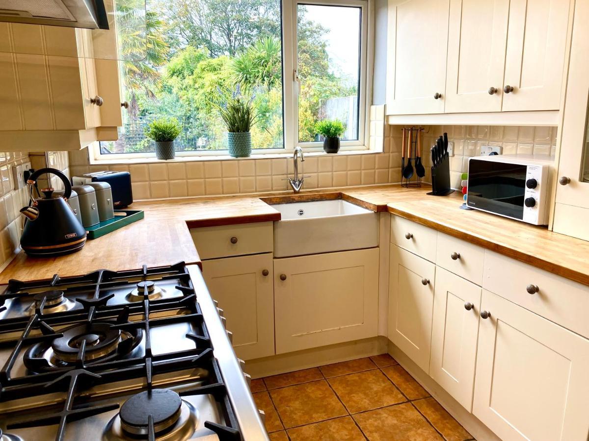 Great 4 Bedroom House - Great Location - Garden - Parking - Fast Wifi - Smart Tv - Newly Decorated - Sleeps Up To 8! Only 10 Mins Drive To Sandbanks Beach! Close To Poole & Bournemouth Extérieur photo
