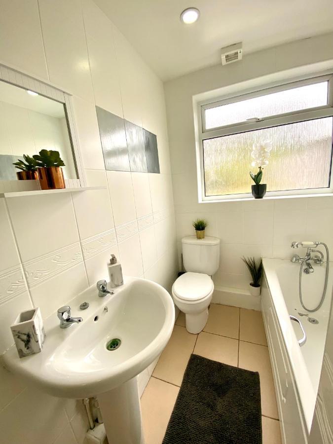 Great 4 Bedroom House - Great Location - Garden - Parking - Fast Wifi - Smart Tv - Newly Decorated - Sleeps Up To 8! Only 10 Mins Drive To Sandbanks Beach! Close To Poole & Bournemouth Extérieur photo