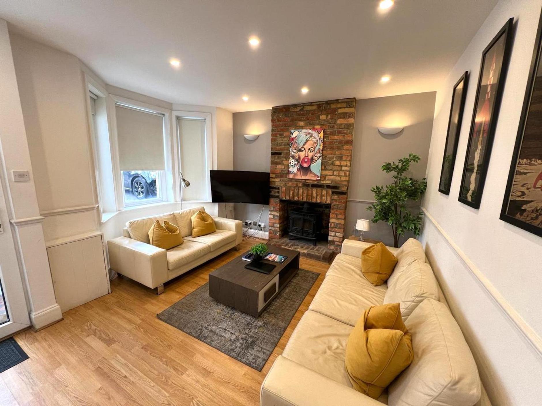 Great 4 Bedroom House - Great Location - Garden - Parking - Fast Wifi - Smart Tv - Newly Decorated - Sleeps Up To 8! Only 10 Mins Drive To Sandbanks Beach! Close To Poole & Bournemouth Extérieur photo