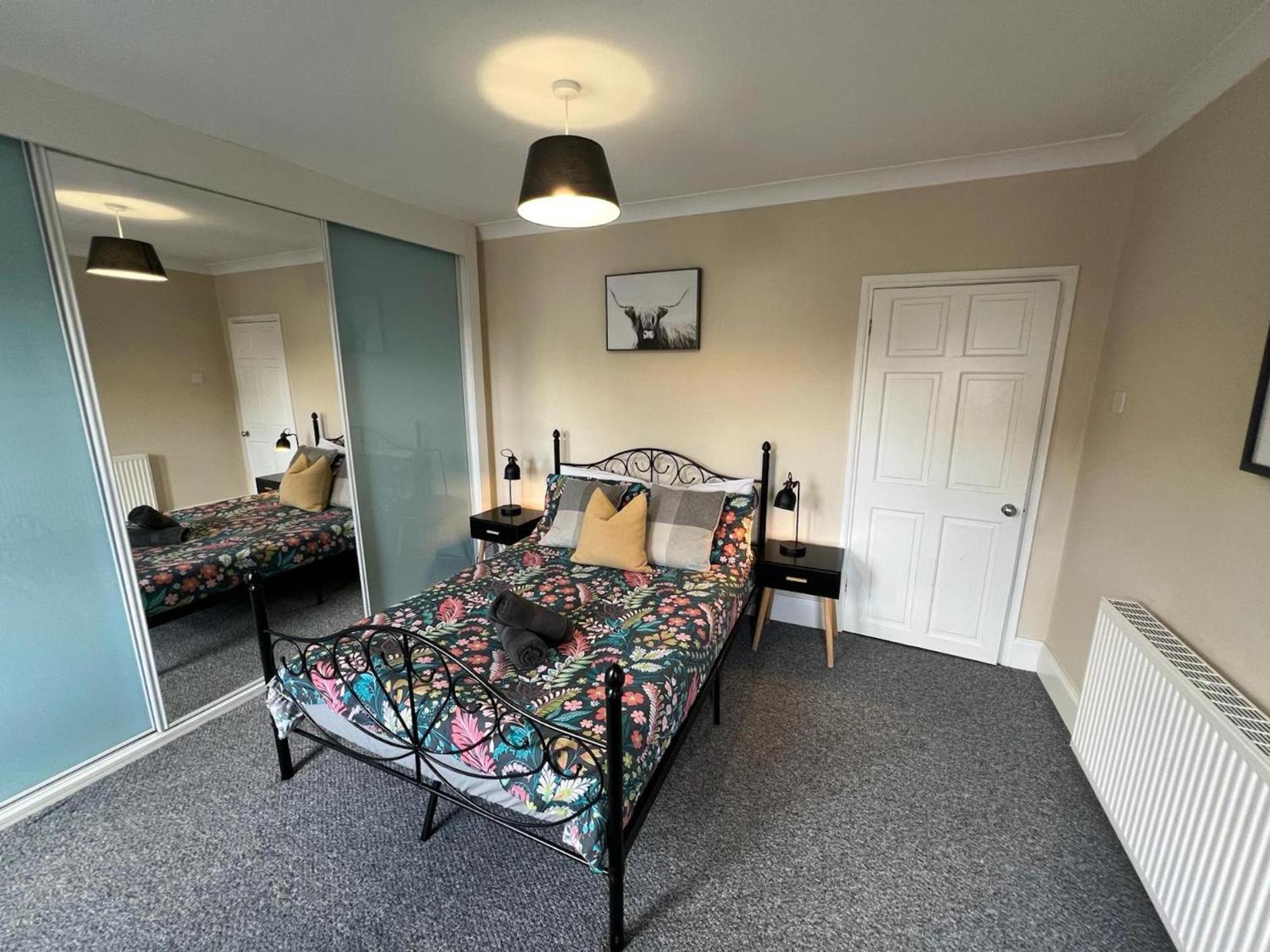 Great 4 Bedroom House - Great Location - Garden - Parking - Fast Wifi - Smart Tv - Newly Decorated - Sleeps Up To 8! Only 10 Mins Drive To Sandbanks Beach! Close To Poole & Bournemouth Extérieur photo
