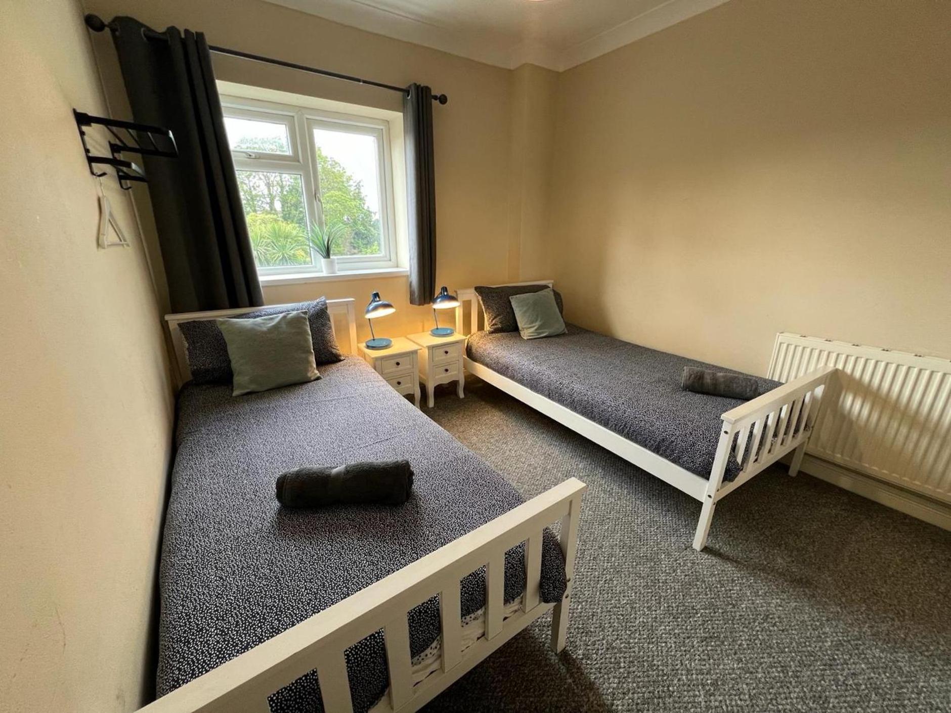 Great 4 Bedroom House - Great Location - Garden - Parking - Fast Wifi - Smart Tv - Newly Decorated - Sleeps Up To 8! Only 10 Mins Drive To Sandbanks Beach! Close To Poole & Bournemouth Extérieur photo