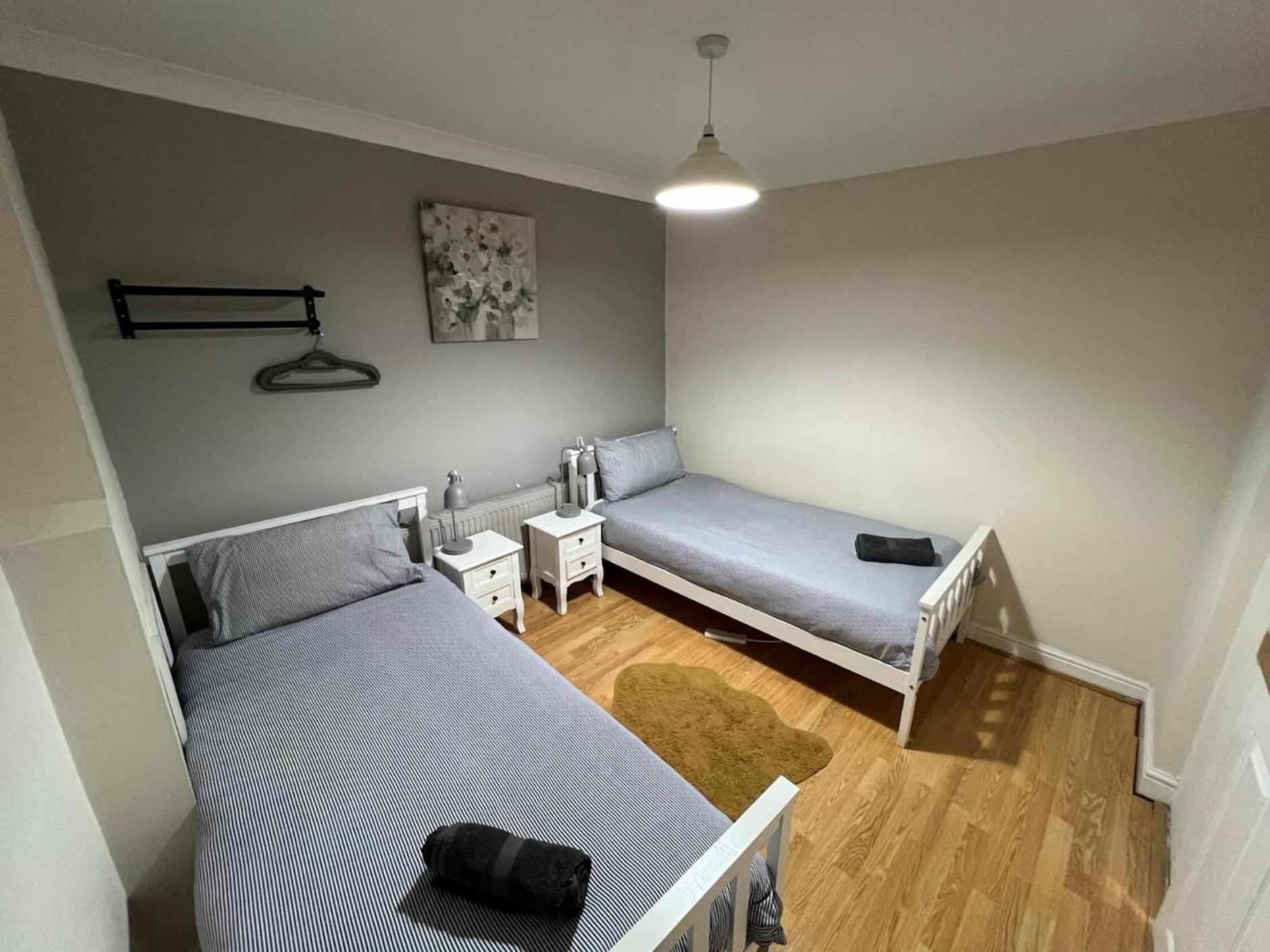 Great 4 Bedroom House - Great Location - Garden - Parking - Fast Wifi - Smart Tv - Newly Decorated - Sleeps Up To 8! Only 10 Mins Drive To Sandbanks Beach! Close To Poole & Bournemouth Extérieur photo