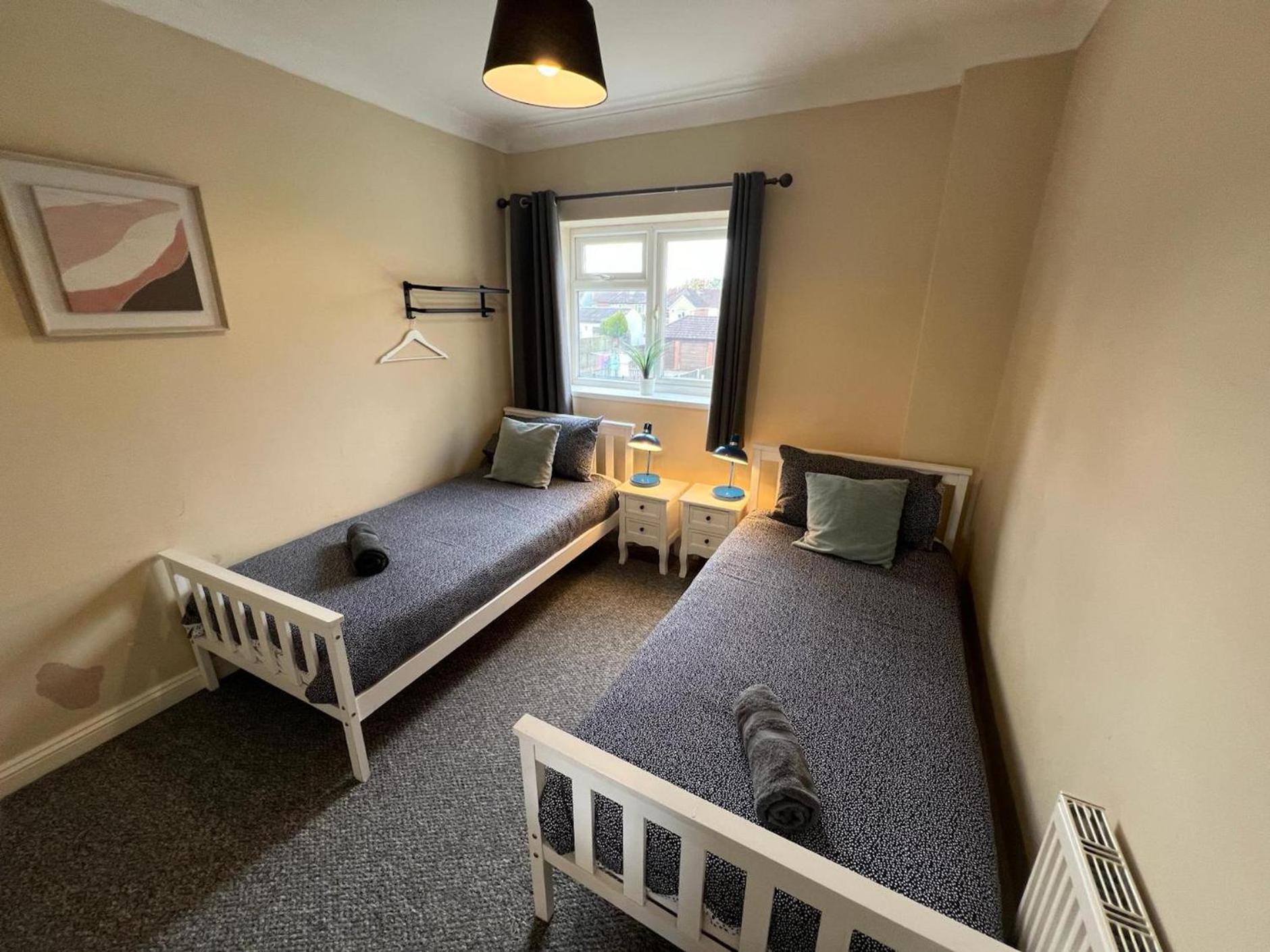 Great 4 Bedroom House - Great Location - Garden - Parking - Fast Wifi - Smart Tv - Newly Decorated - Sleeps Up To 8! Only 10 Mins Drive To Sandbanks Beach! Close To Poole & Bournemouth Extérieur photo