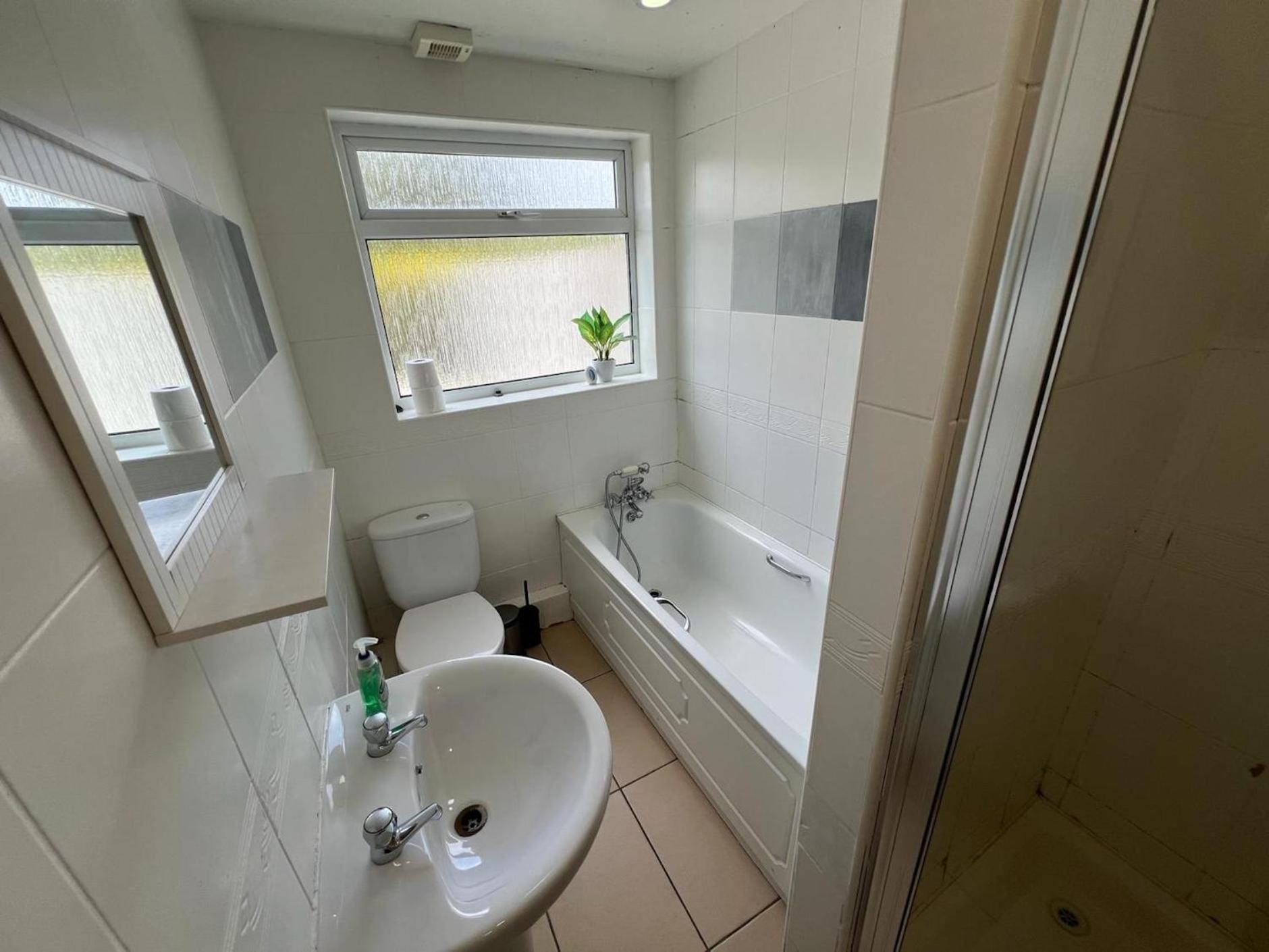 Great 4 Bedroom House - Great Location - Garden - Parking - Fast Wifi - Smart Tv - Newly Decorated - Sleeps Up To 8! Only 10 Mins Drive To Sandbanks Beach! Close To Poole & Bournemouth Extérieur photo