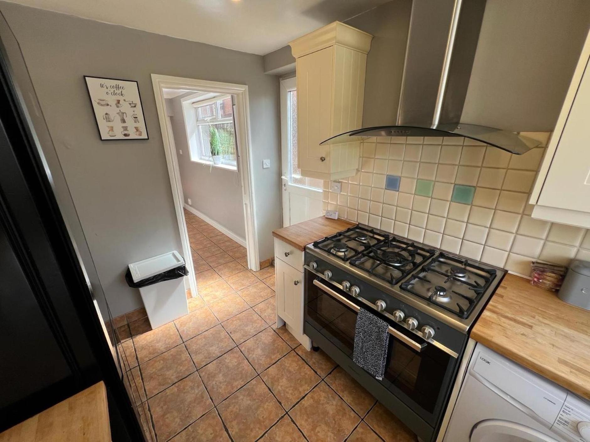 Great 4 Bedroom House - Great Location - Garden - Parking - Fast Wifi - Smart Tv - Newly Decorated - Sleeps Up To 8! Only 10 Mins Drive To Sandbanks Beach! Close To Poole & Bournemouth Extérieur photo