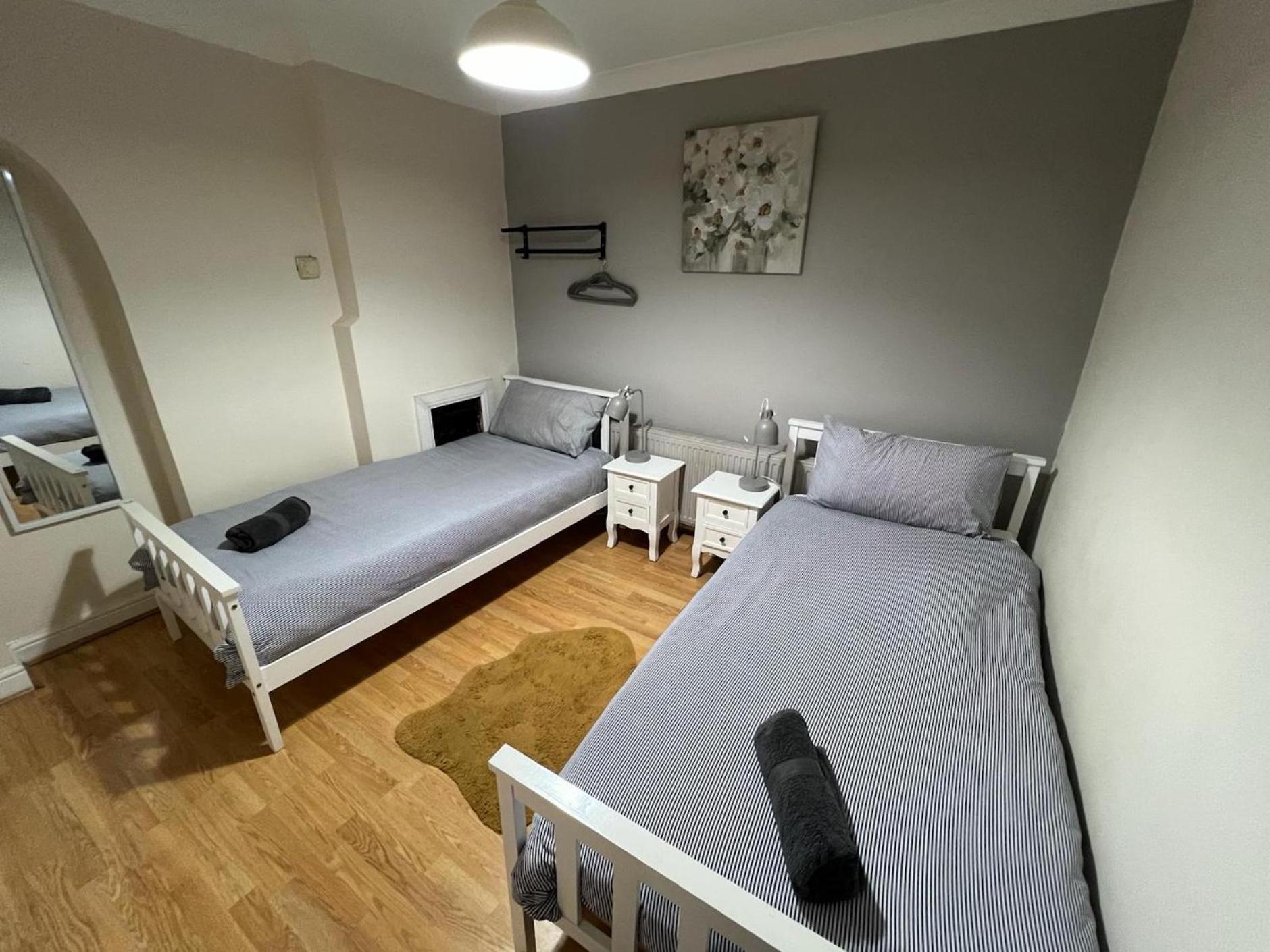Great 4 Bedroom House - Great Location - Garden - Parking - Fast Wifi - Smart Tv - Newly Decorated - Sleeps Up To 8! Only 10 Mins Drive To Sandbanks Beach! Close To Poole & Bournemouth Extérieur photo