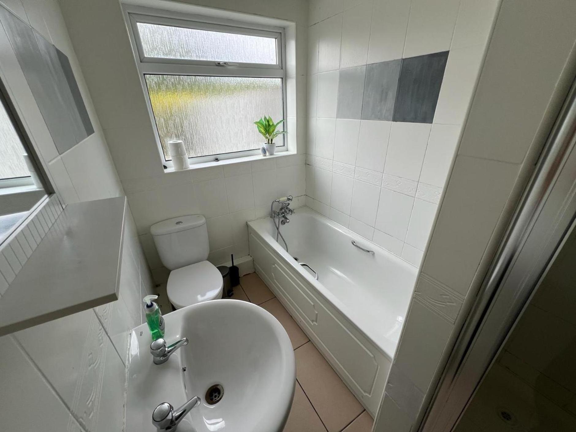 Great 4 Bedroom House - Great Location - Garden - Parking - Fast Wifi - Smart Tv - Newly Decorated - Sleeps Up To 8! Only 10 Mins Drive To Sandbanks Beach! Close To Poole & Bournemouth Extérieur photo