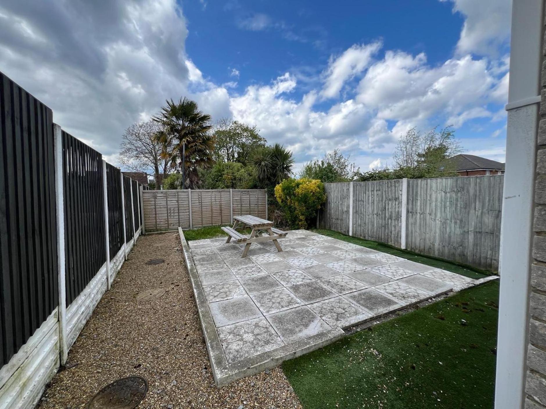 Great 4 Bedroom House - Great Location - Garden - Parking - Fast Wifi - Smart Tv - Newly Decorated - Sleeps Up To 8! Only 10 Mins Drive To Sandbanks Beach! Close To Poole & Bournemouth Extérieur photo