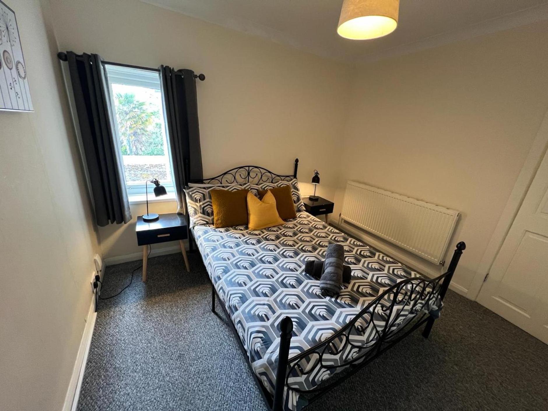 Great 4 Bedroom House - Great Location - Garden - Parking - Fast Wifi - Smart Tv - Newly Decorated - Sleeps Up To 8! Only 10 Mins Drive To Sandbanks Beach! Close To Poole & Bournemouth Extérieur photo