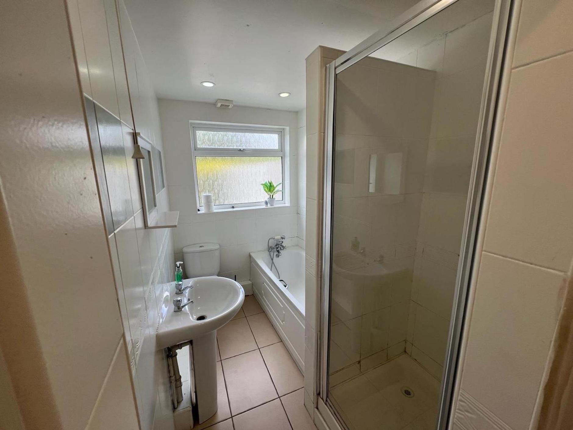 Great 4 Bedroom House - Great Location - Garden - Parking - Fast Wifi - Smart Tv - Newly Decorated - Sleeps Up To 8! Only 10 Mins Drive To Sandbanks Beach! Close To Poole & Bournemouth Extérieur photo