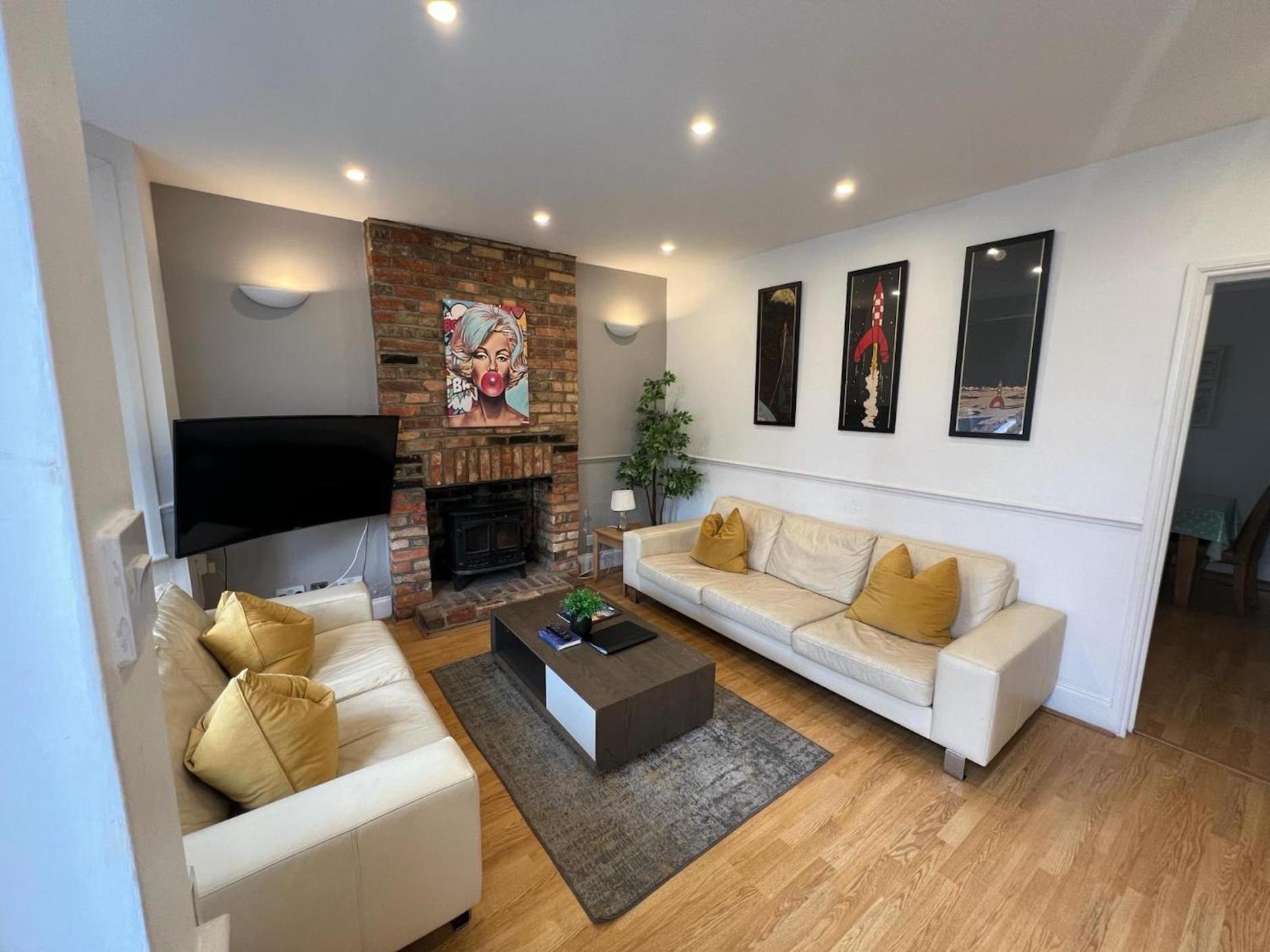 Great 4 Bedroom House - Great Location - Garden - Parking - Fast Wifi - Smart Tv - Newly Decorated - Sleeps Up To 8! Only 10 Mins Drive To Sandbanks Beach! Close To Poole & Bournemouth Extérieur photo