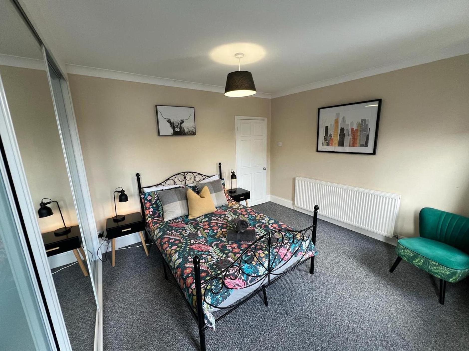 Great 4 Bedroom House - Great Location - Garden - Parking - Fast Wifi - Smart Tv - Newly Decorated - Sleeps Up To 8! Only 10 Mins Drive To Sandbanks Beach! Close To Poole & Bournemouth Extérieur photo