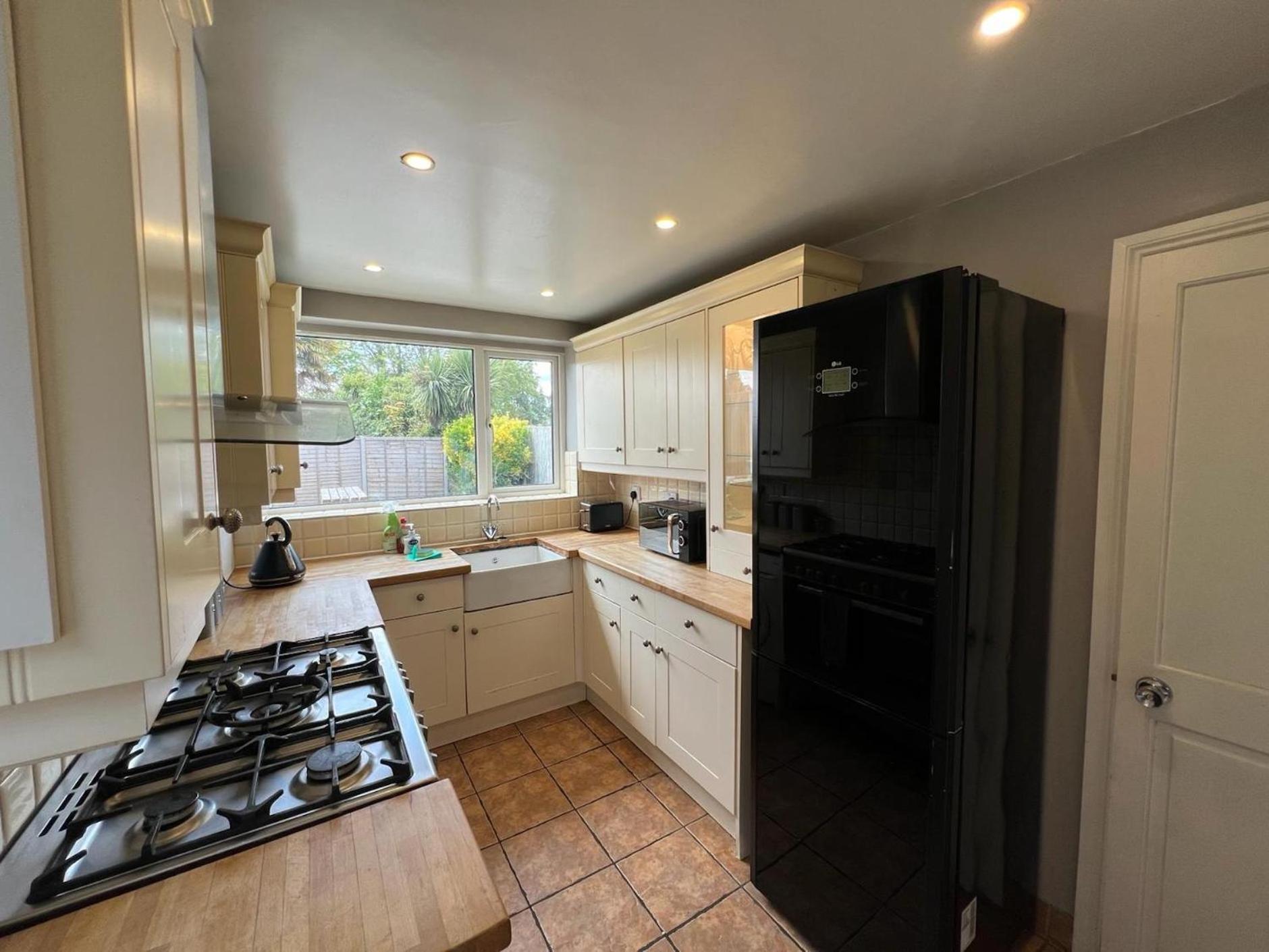 Great 4 Bedroom House - Great Location - Garden - Parking - Fast Wifi - Smart Tv - Newly Decorated - Sleeps Up To 8! Only 10 Mins Drive To Sandbanks Beach! Close To Poole & Bournemouth Extérieur photo